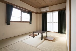 Japanese Tatami Room, 3 Futons | Desk, blackout drapes, free WiFi - Tsubaki House (Sakai)