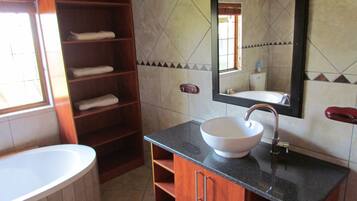 Standard Double Room, 1 King Bed | Bathroom sink
