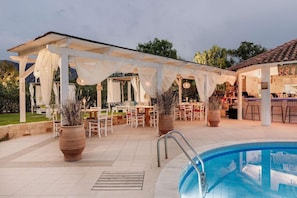 Outdoor pool, pool umbrellas, pool loungers - Ifigenia Apartments (Hersonissos)