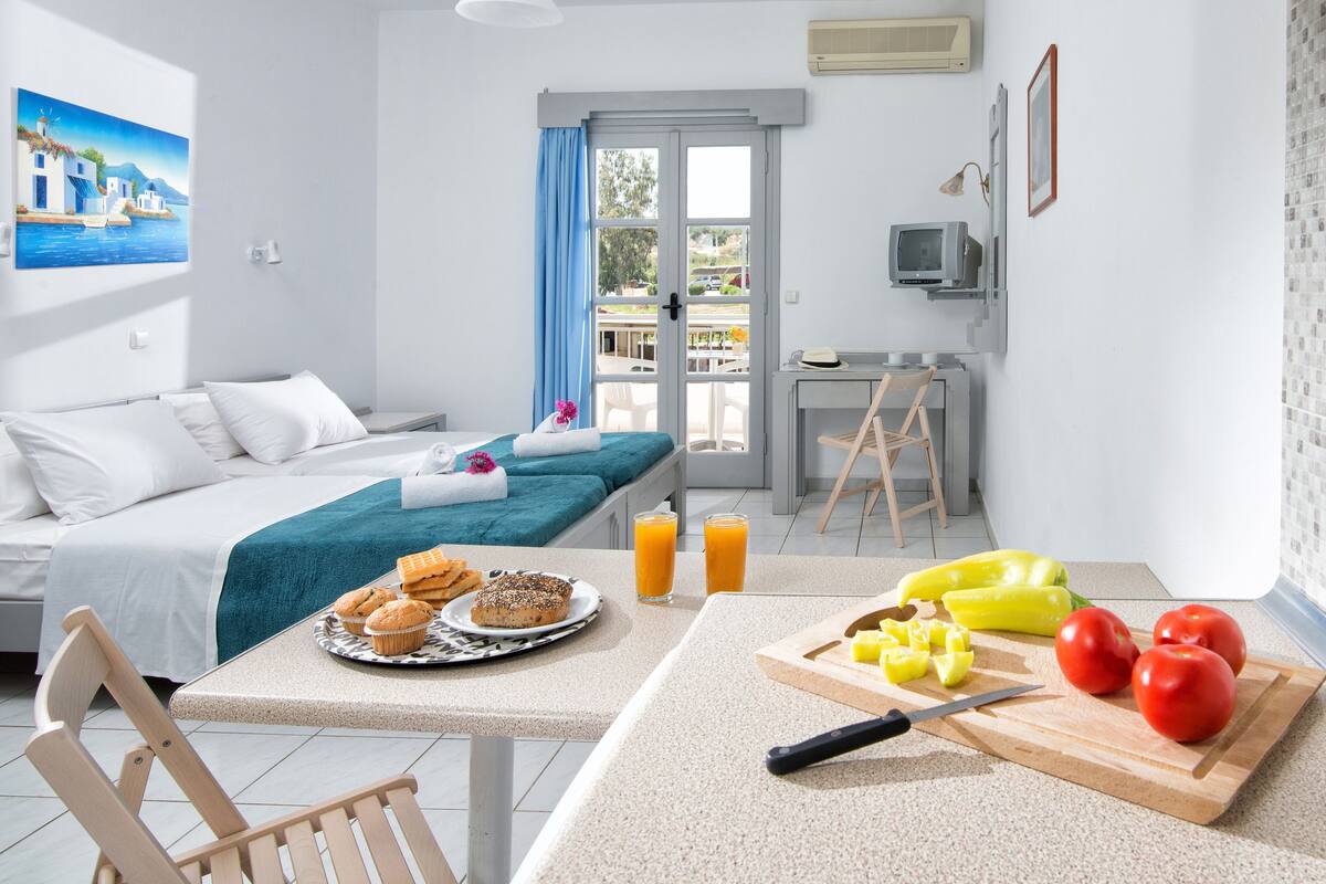 Studio | In-room safe, iron/ironing board, free cots/infant beds, free WiFi