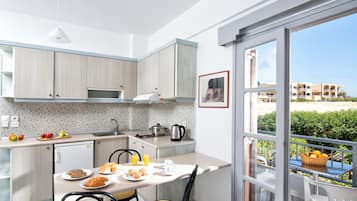 Apartamento, 1 quarto | Cozinha privada | Geladeira, cooktop, cafeteira/chaleira