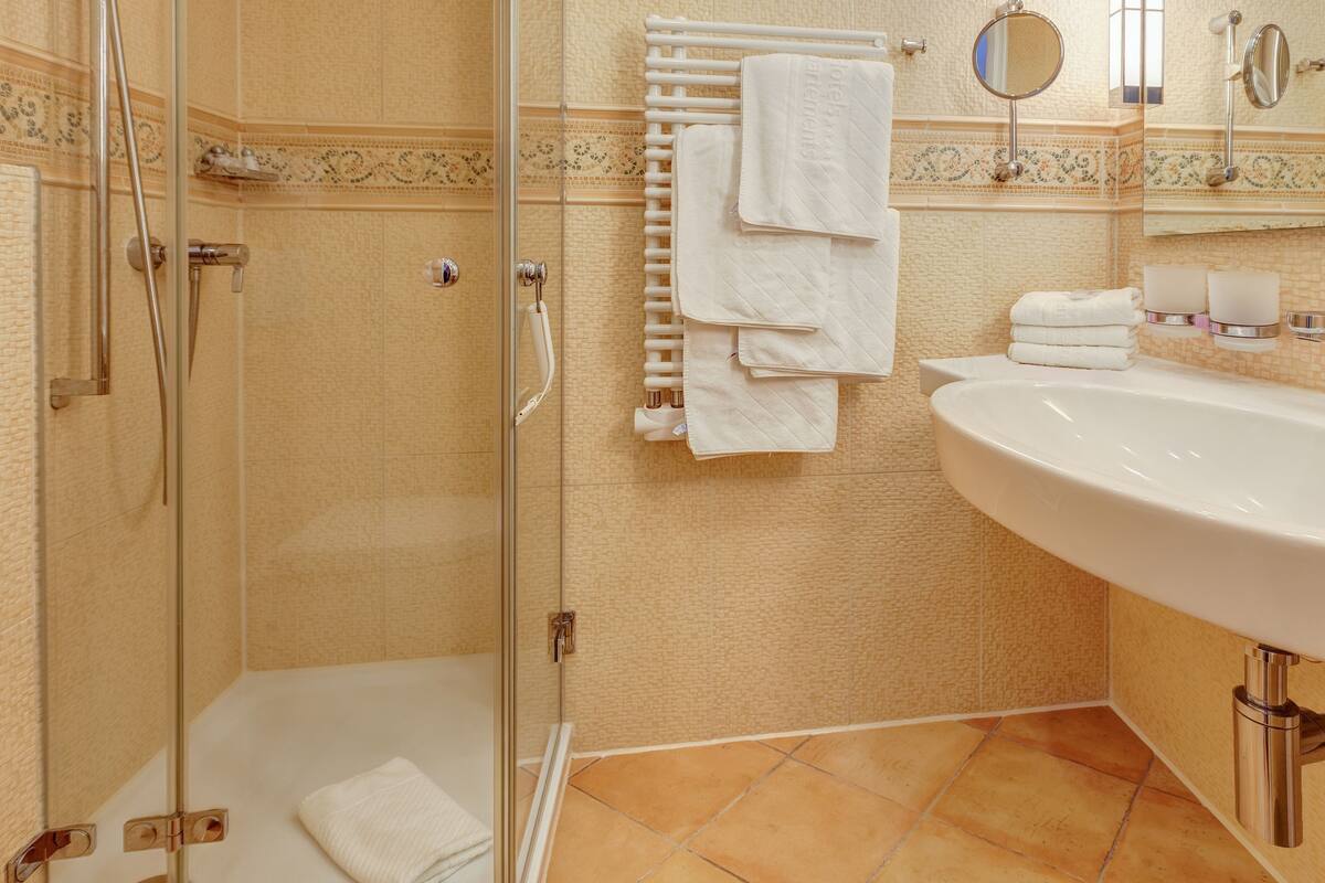 Dusche, kostenlose Toilettenartikel, Haartrockner, Handtücher