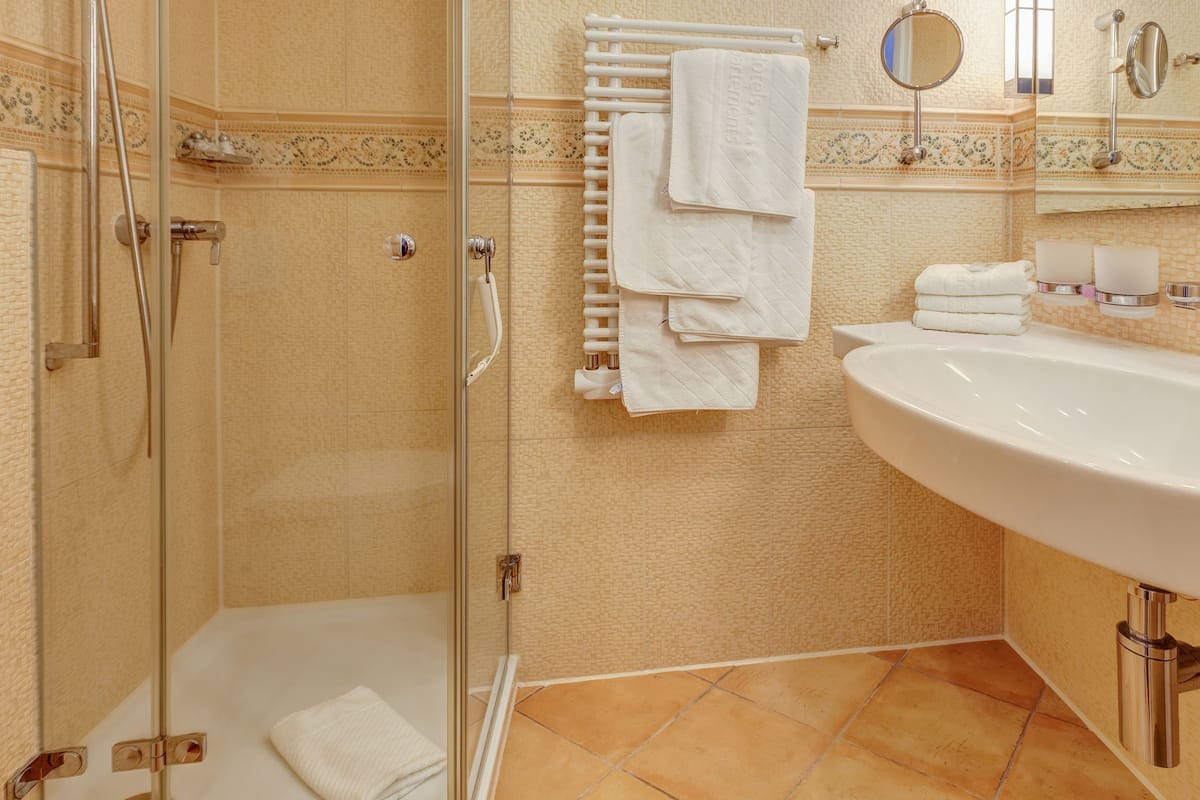 Shower, free toiletries, hair dryer, towels