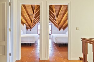 Escritorio, tabla de planchar con plancha, wifi gratis y ropa de cama 