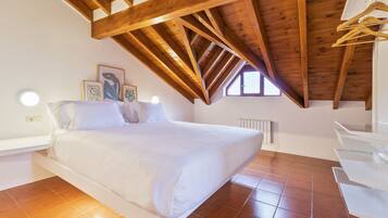 3 slaapkamers, een bureau, een strijkplank/strijkijzer, gratis wifi