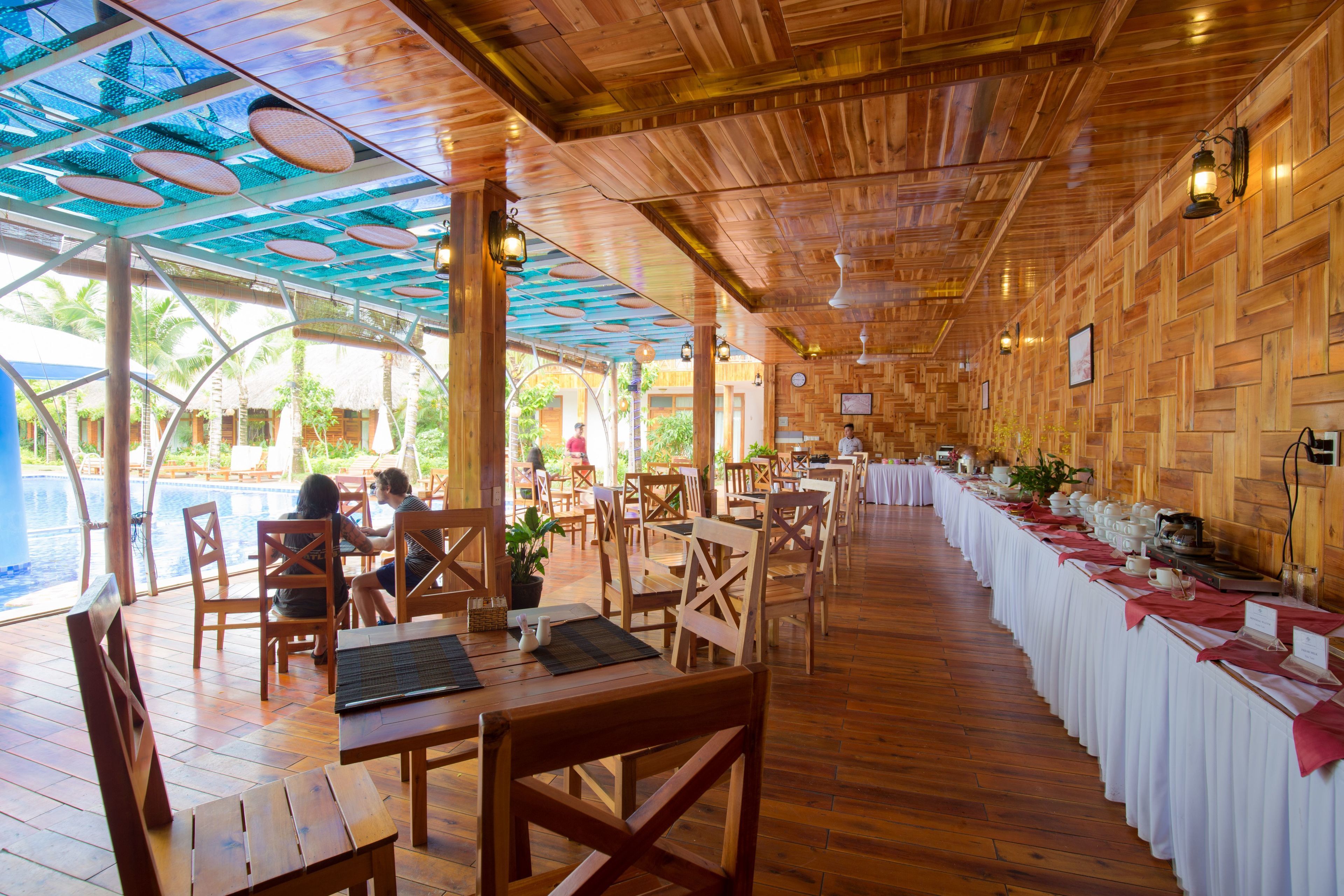 breakfast, lunch, dinner served; international cuisine