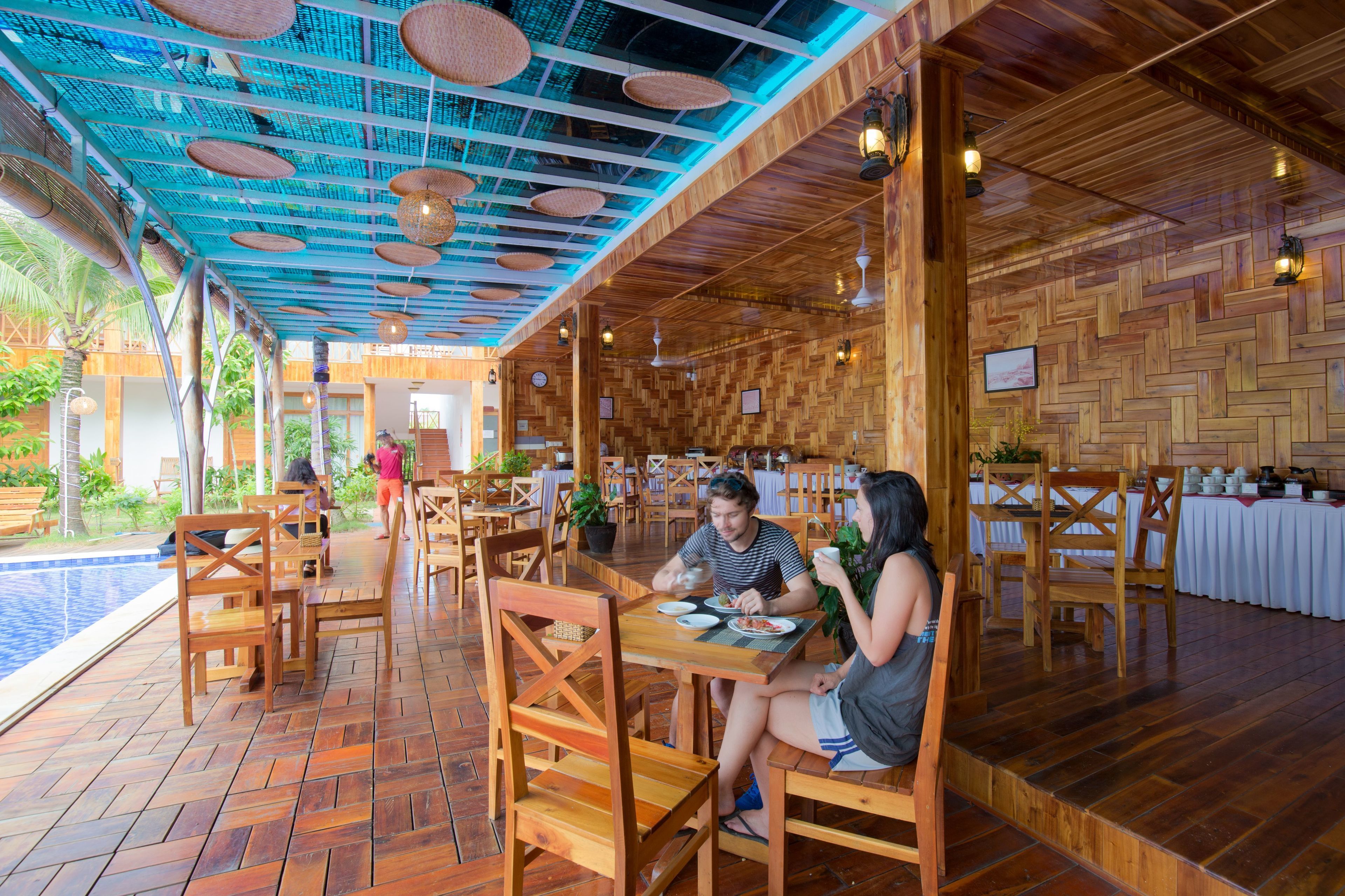 breakfast, lunch, dinner served; international cuisine