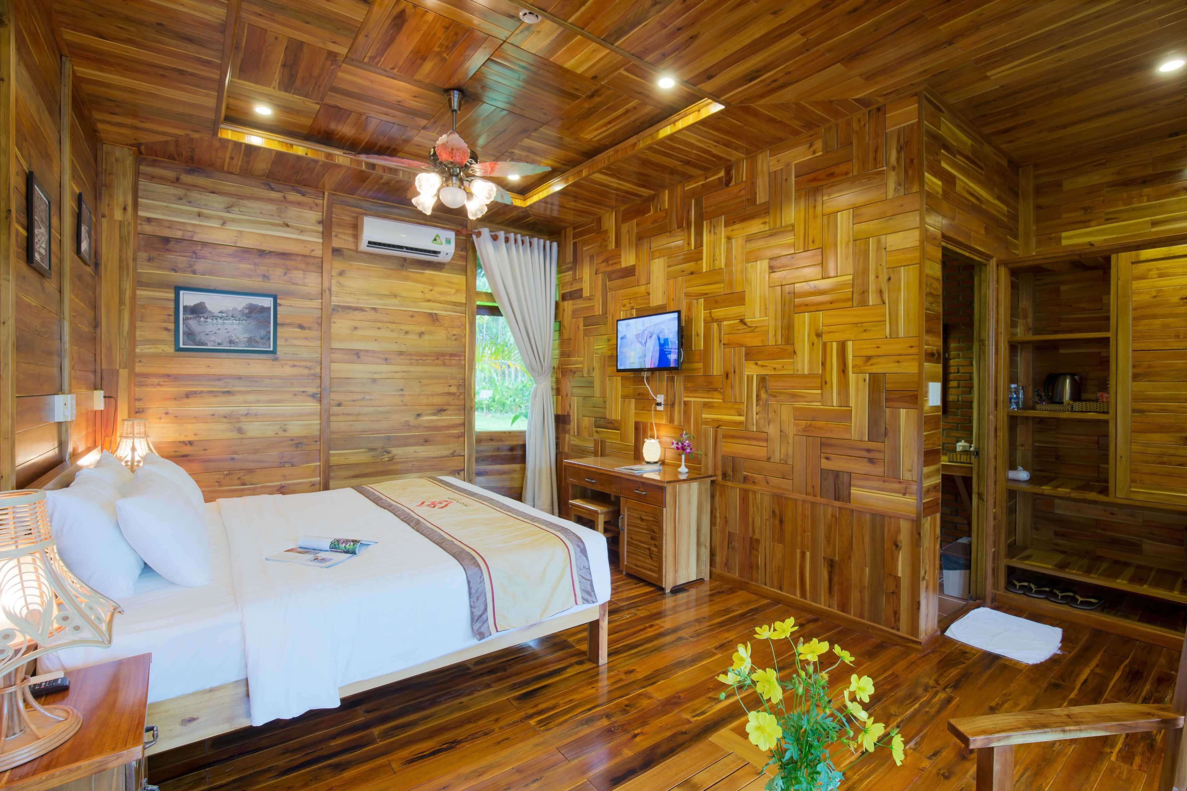 bungalow, pool view | minibar, in-room safe, desk, free cots/infant beds