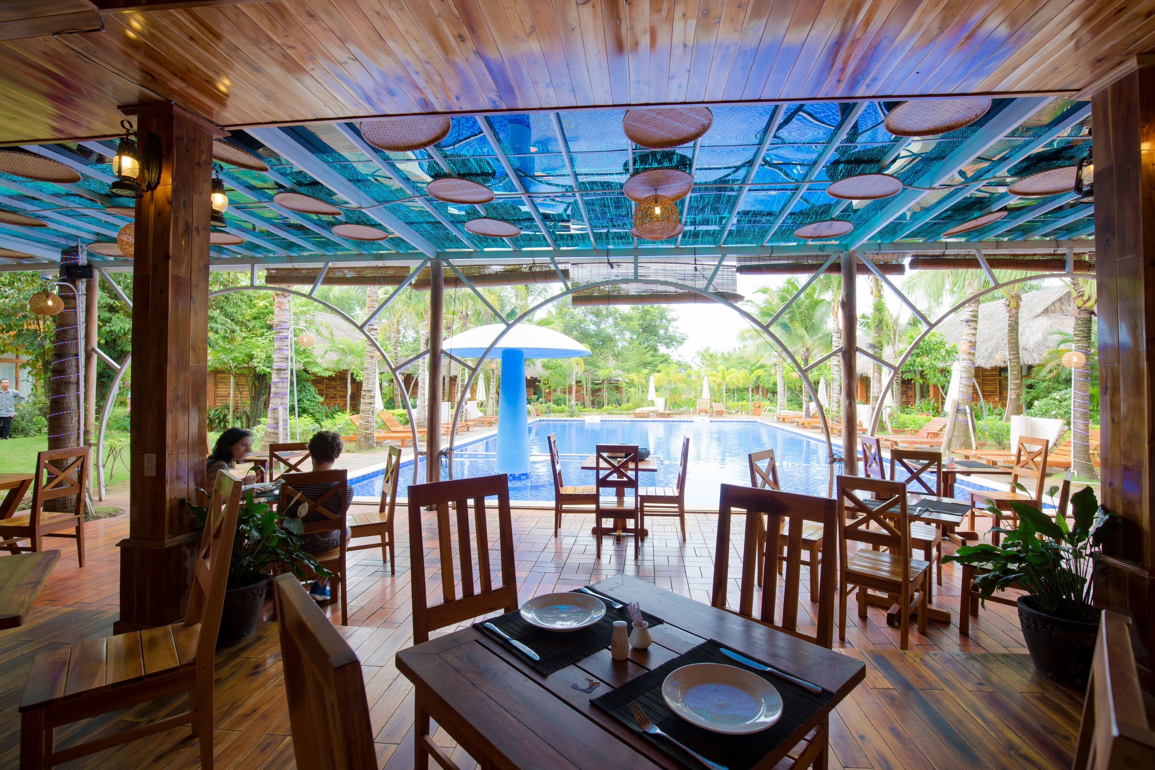 breakfast, lunch, dinner served; international cuisine