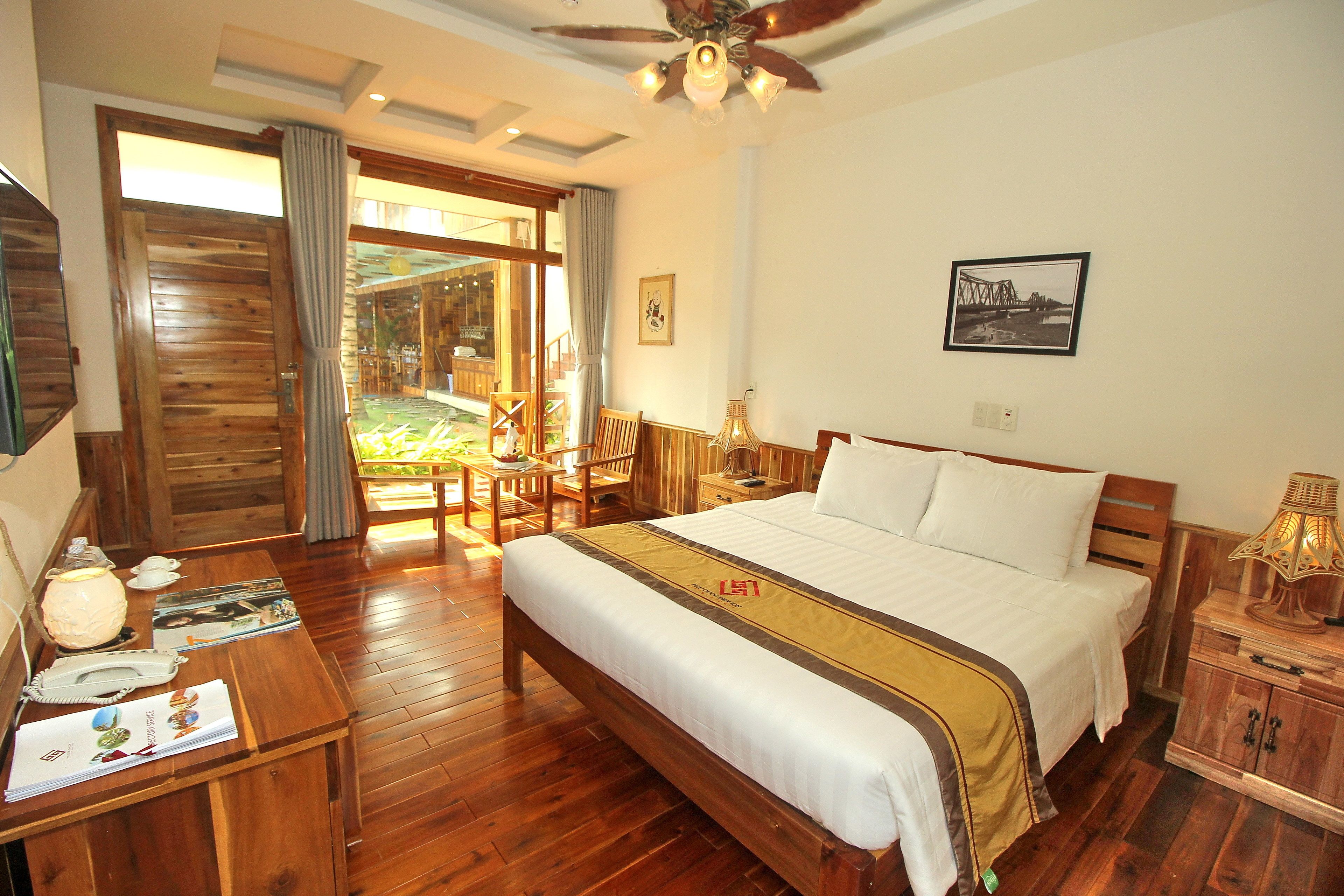 deluxe room, garden view | minibar, in-room safe, desk, free cots/infant beds