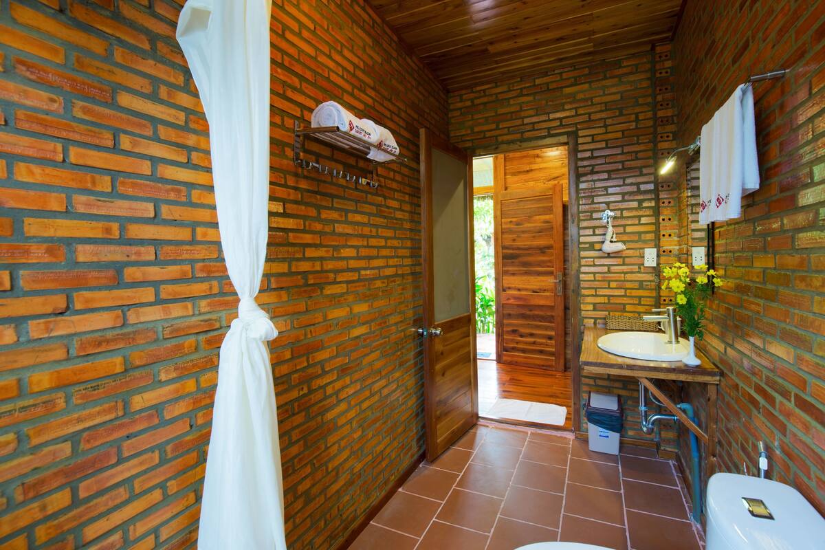 bungalow, garden view | bathroom | free toiletries, hair dryer, slippers, towels