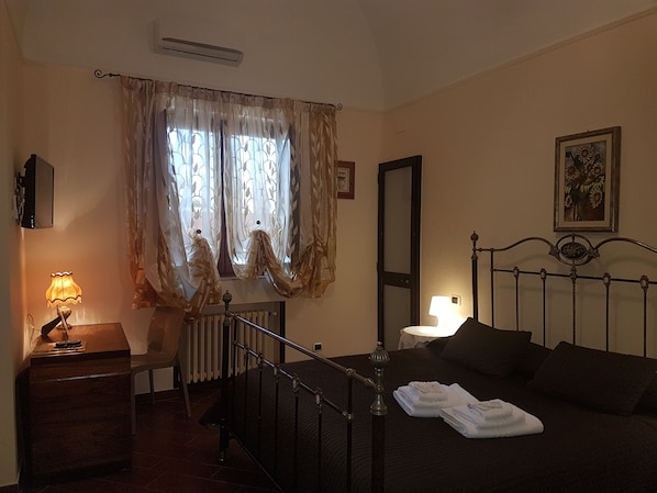 1 bedroom, Frette Italian sheets, premium bedding, down duvets