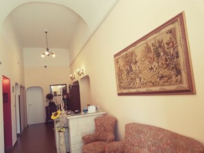 A spacious living area with a high ceiling, a fireplace, and a large framed artwork on the wall. - Airport Rooms Bari  (Bari)
