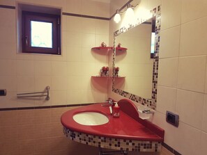 A bathroom with a red sink, a mirror, and a window above the sink. - Airport Rooms Bari  (Bari)