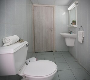 Free toiletries, towels, toilet paper - Apartments Pier Beach (Limassol)