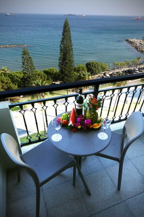Outdoor dining - Apartments Pier Beach (Limassol)