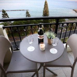 Outdoor dining - Apartments Pier Beach (Limassol)