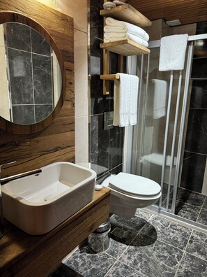 Shower, free toiletries, hair dryer, slippers - Casa Franco Old Town (Antalya)