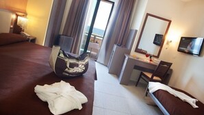 A hotel room with a bed, a desk, a chair, a TV, and a view of the outdoors. - Hotel Tokio Home-Tokio Beach dependence (Ravenna)