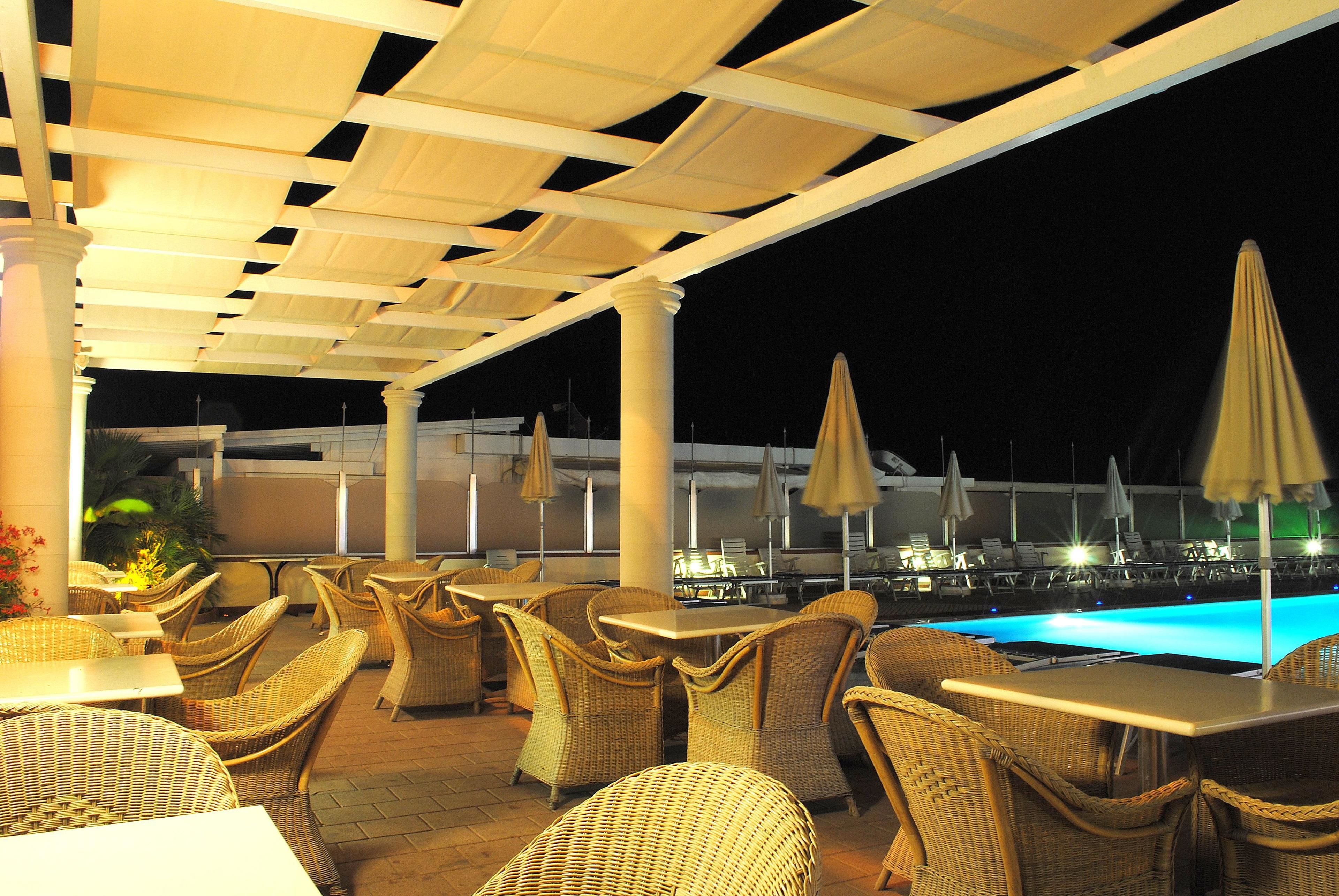 Bar en bord de piscine