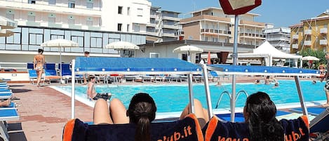 Außenpool, Liegestühle