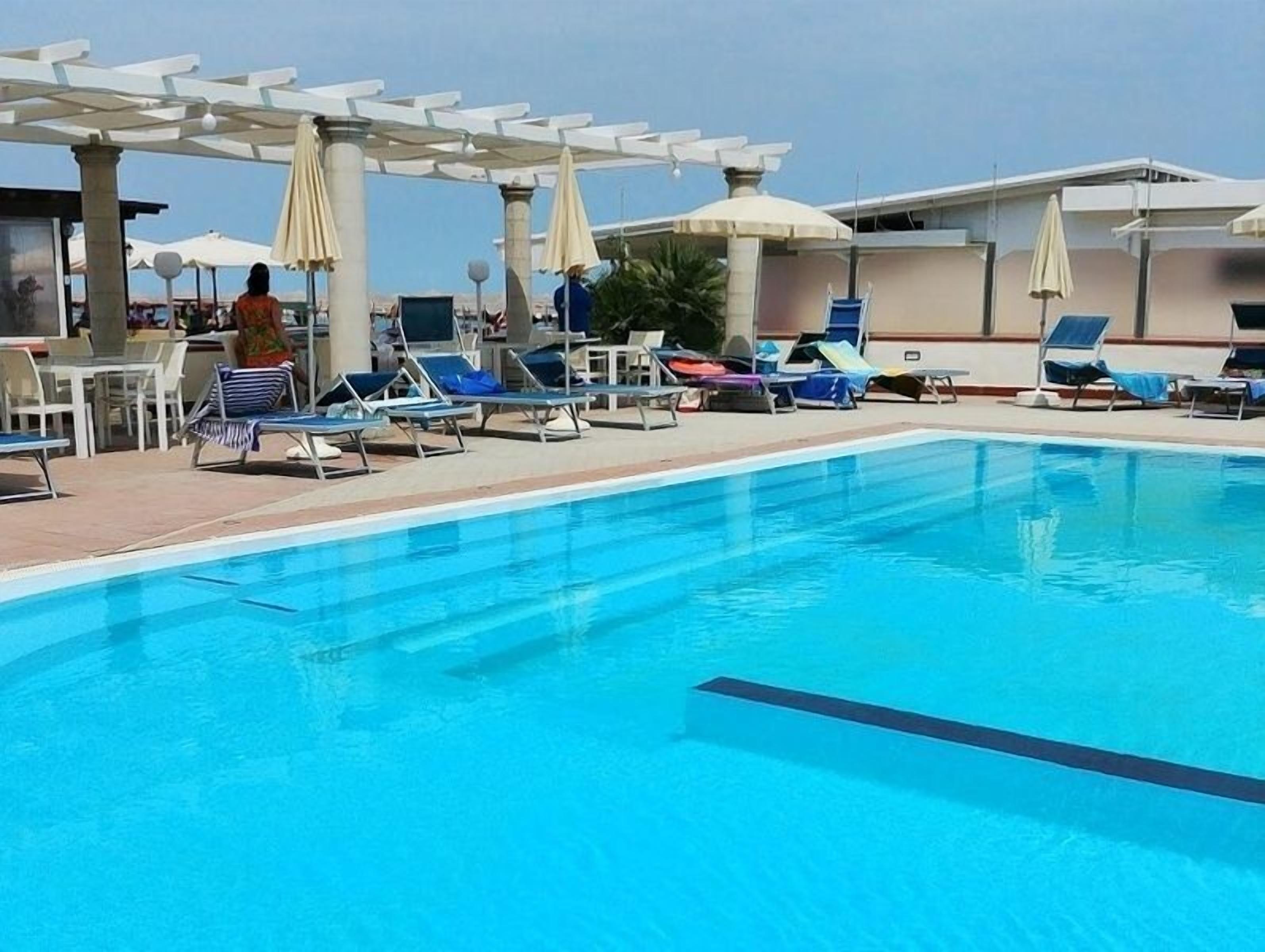 Outdoor pool, pool loungers