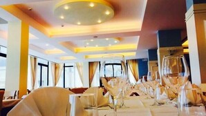A dining area with a long table set for a formal meal, featuring multiple wine glasses and elegant table settings. - Hotel Tokio Home-Tokio Beach dependence (Ravenna)