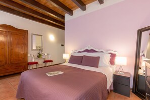 Premium bedding, down duvets, free minibar, in-room safe - Veronetta House (Verona)