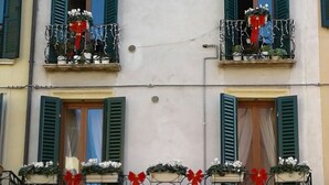 Un edificio con balcones decorados con adornos festivos y follaje.