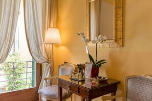 Premium bedding, down duvets, free minibar, in-room safe - Veronetta House (Verona)