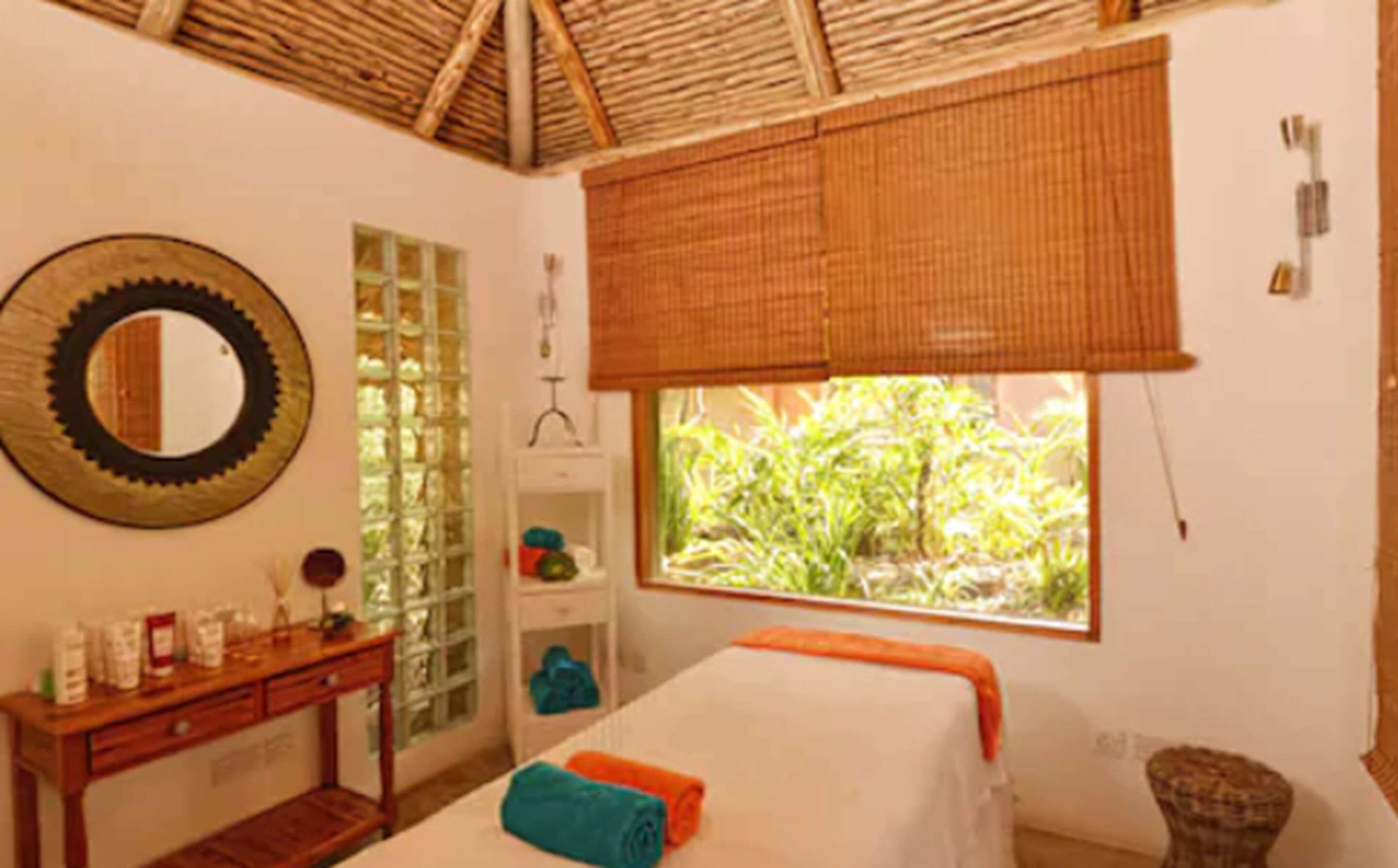 전신 트리트먼트, 핫스톤 마사지, 딥티슈 마사지, 스웨덴식 마사지, 바디 랩, 바디 스크럽