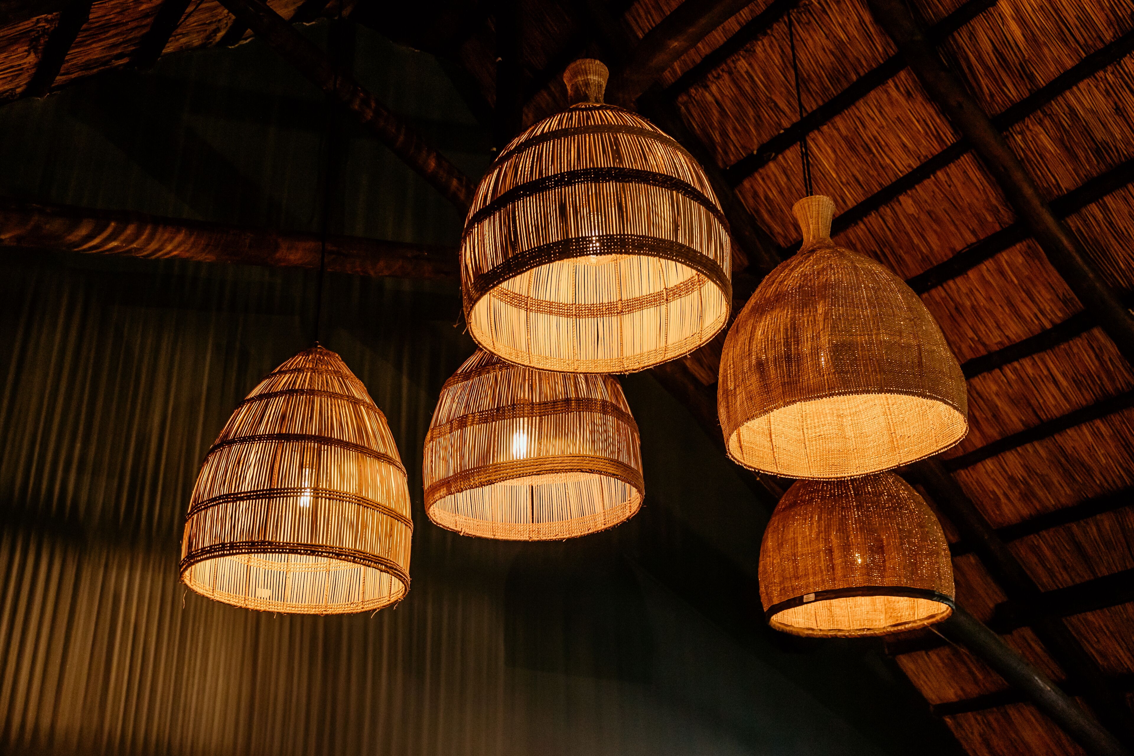 Eine Decke mit mehreren gewobenen Lampen.