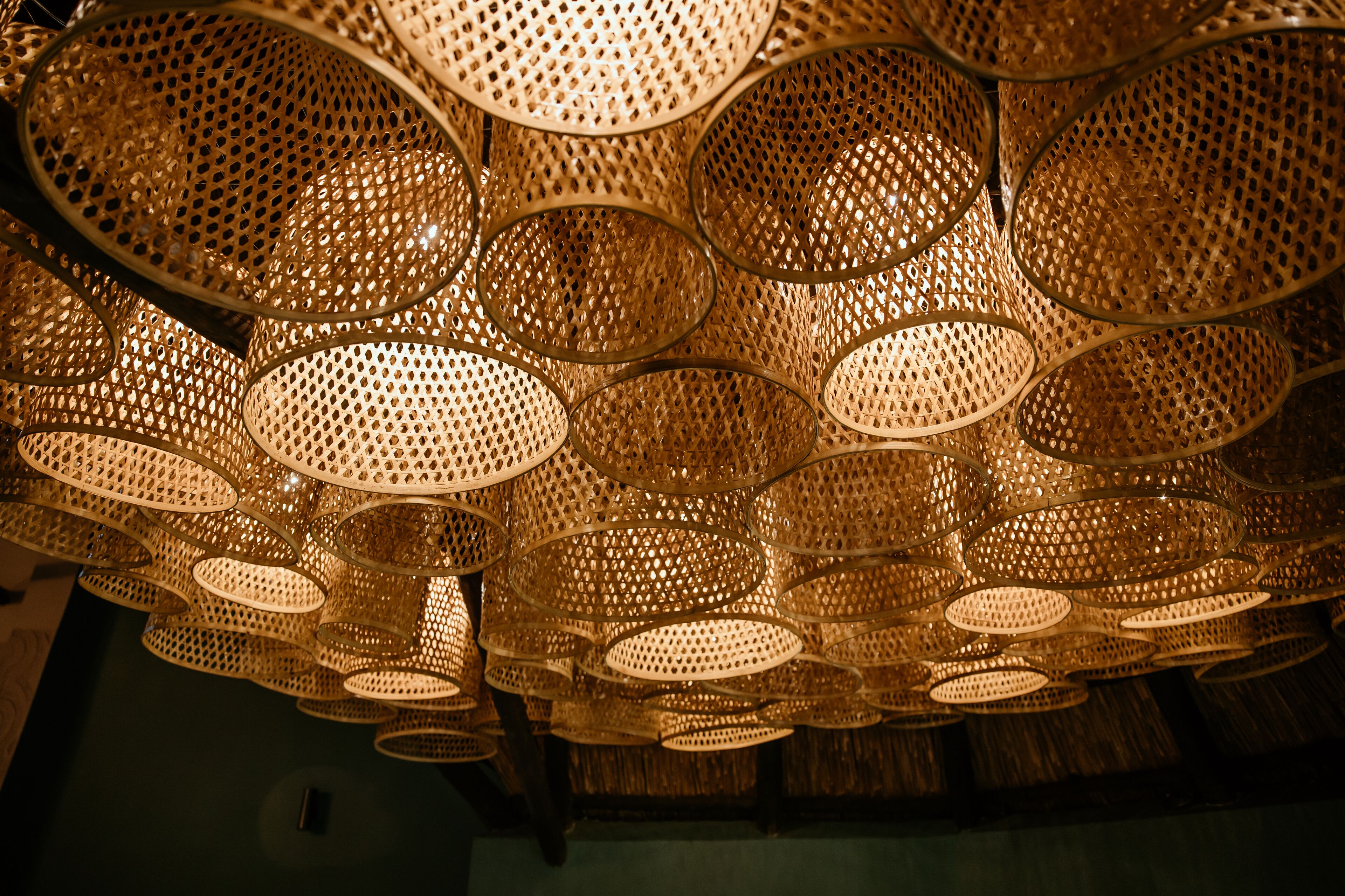 Un plafond orné de plusieurs luminaires circulaires percés de trous.
