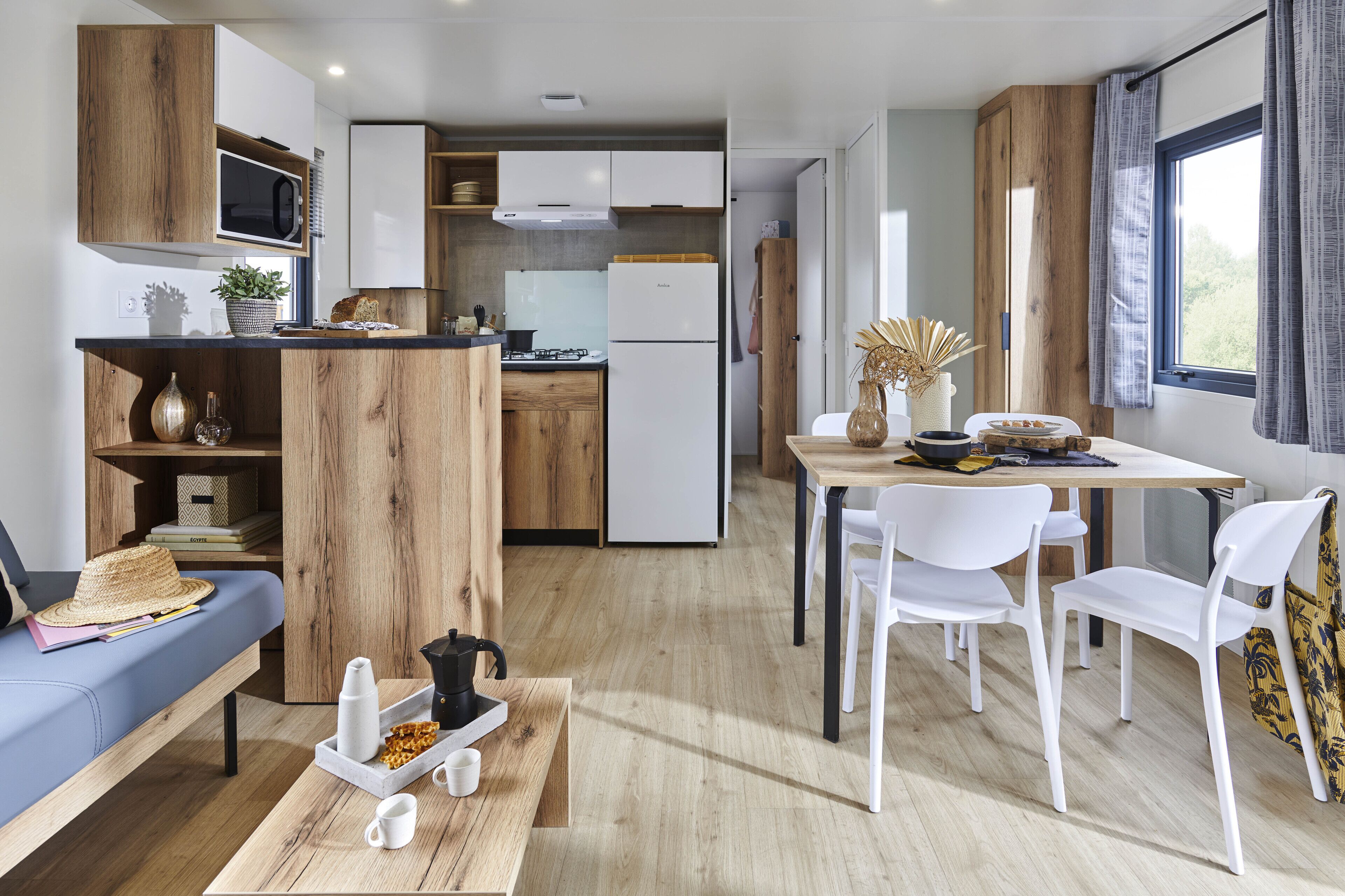 Full-size fridge, microwave, stovetop, coffee/tea maker