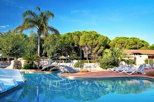 Una piscina al aire libre, una piscina climatizada