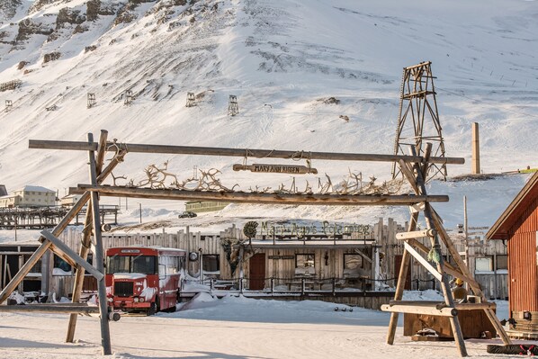 Exterior - Mary-Ann's Polarrigg (Longyearbyen)