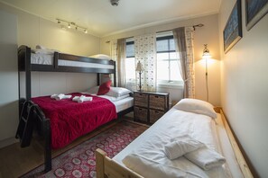 Quadruple Room ( Annex) | 1 bedroom, free WiFi, bed sheets - Mary-Ann's Polarrigg (Longyearbyen)