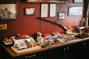 Free daily buffet breakfast  - Mary-Ann's Polarrigg (Longyearbyen)