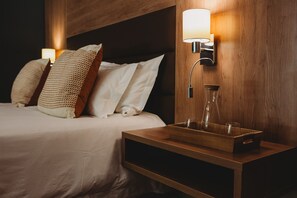 Een minibar, een kluis op de kamer, een bureau, een laptopwerkplek