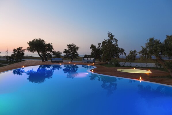 2 outdoor pools