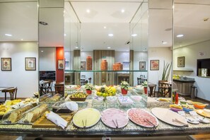 包含每日自助早餐