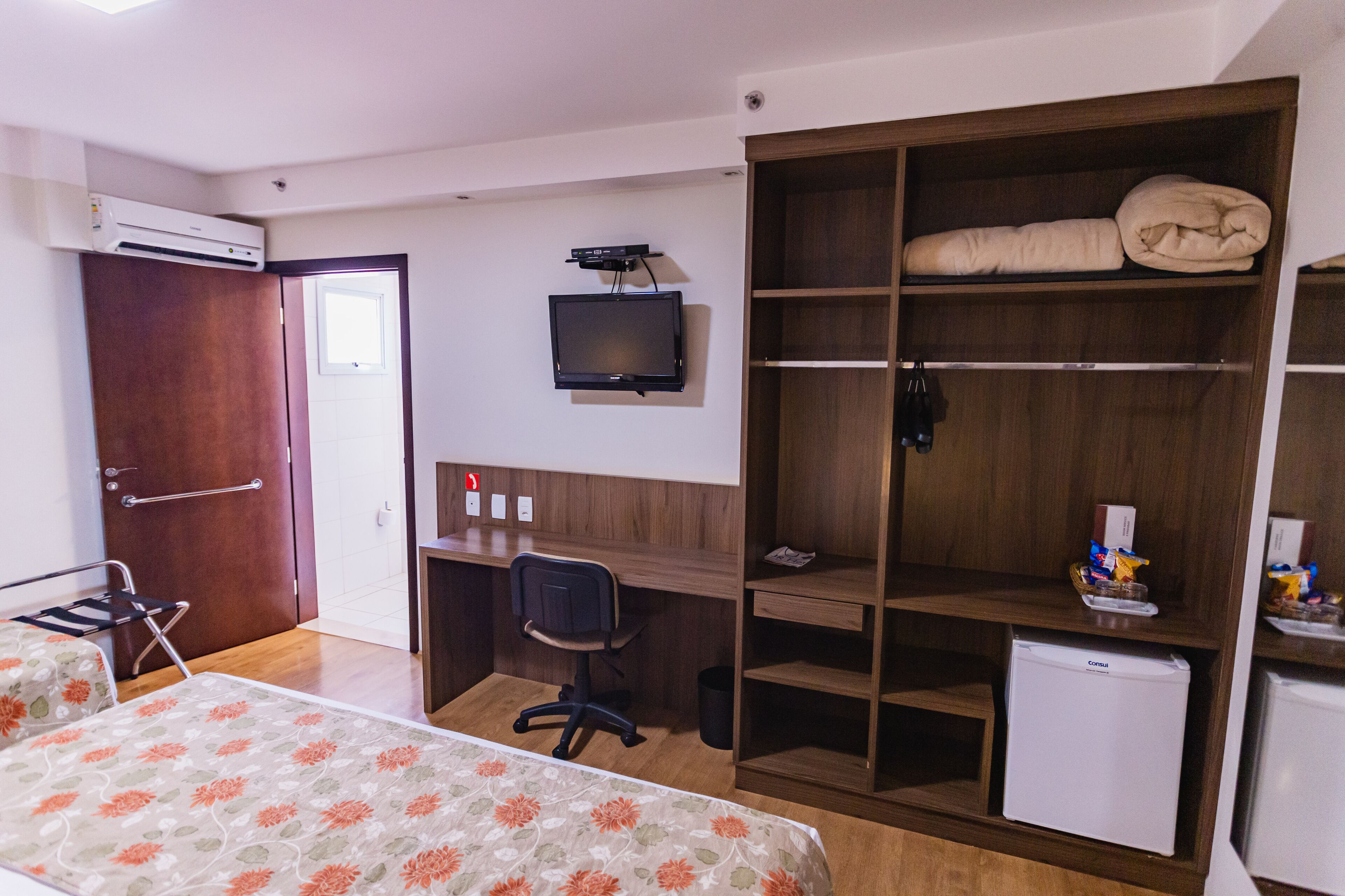 豪華三人房, 多張床 (xxxxx Inactivexxxx) | 迷你吧、房內夾萬、獨特設計、書桌