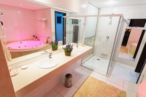 Suite Premium, 1 letto king | Bagno | Set di cortesia gratuito, asciugacapelli, asciugamani, sapone