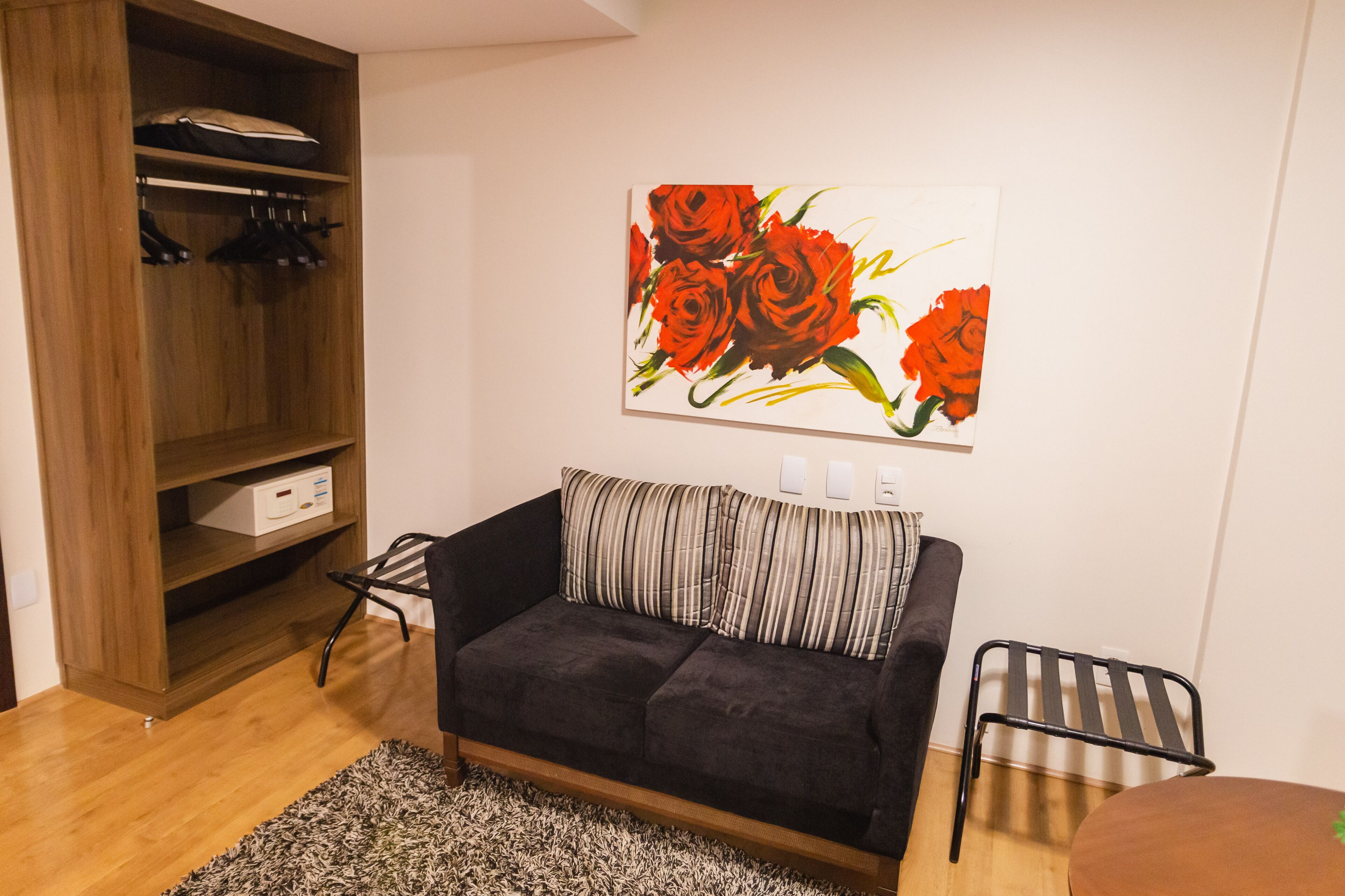 premium suite, 1 king bed | living area | 32-inch lcd tv with cable channels, tv