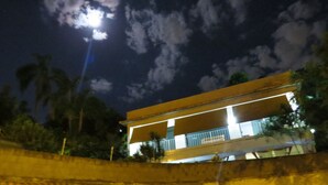A building with a flat roof and a balcony. - Charitas Inn (Niteroi)