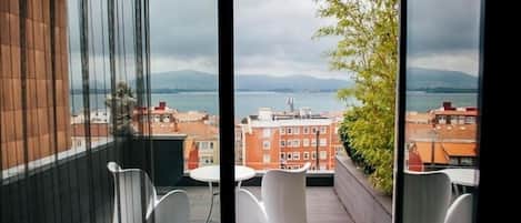 Doppia Comfort, terrazzo, vista baia | Area soggiorno | TV a schermo piatto