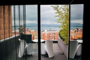 Comfort-Doppelzimmer, Terrasse, Buchtblick | Wohnbereich