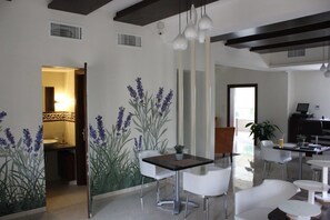 客室内のダイニングエリア