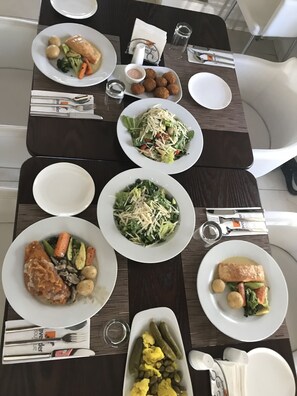 S'hi serveixen plats de cuina espanyola 