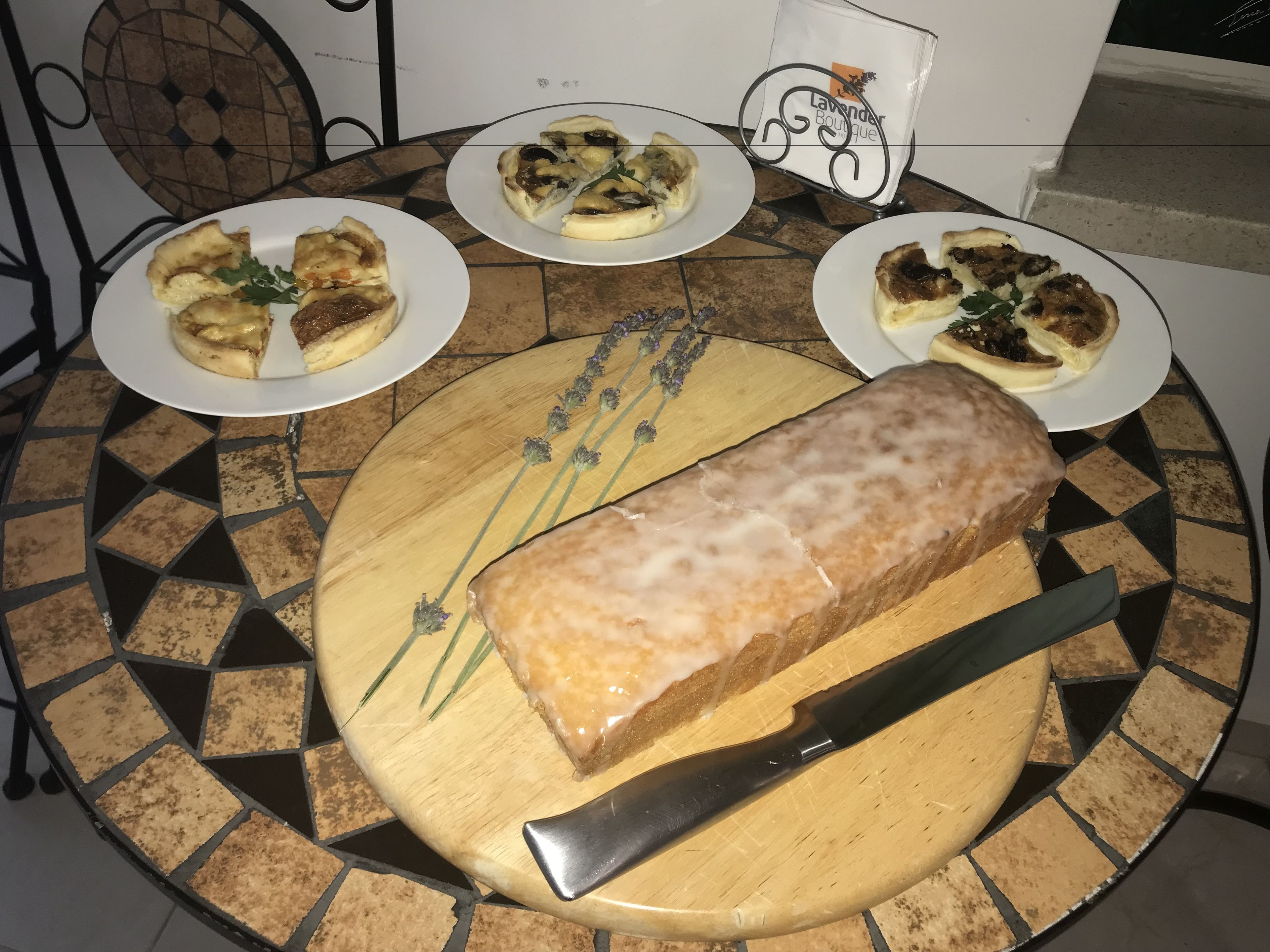 Ein Tisch mit drei Speisen, einem Brotlaib und einem Schild für 'Lavender Boutique'.